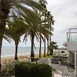 Nautica Luxe Beachfront Апартаменты