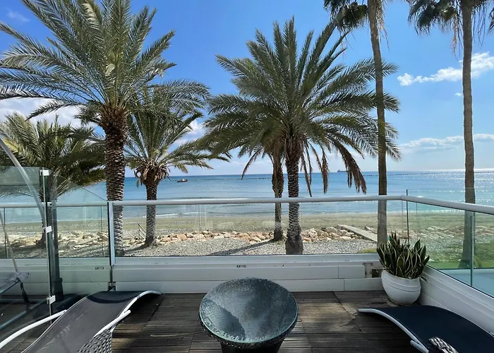 Nautica Luxe Beachfront Lejlighed