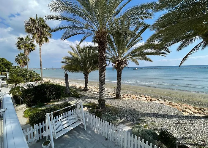 Nautica Luxe Beachfront * Oroklini