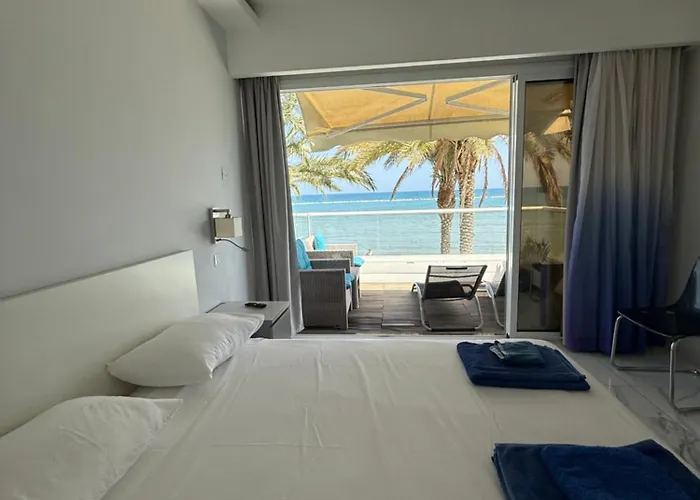 アパート Nautica Luxe Beachfront オロクリニ