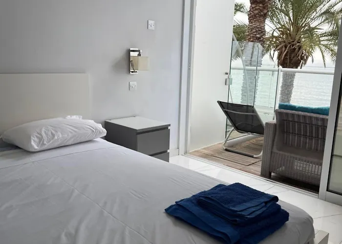 アパート Nautica Luxe Beachfront オロクリニ